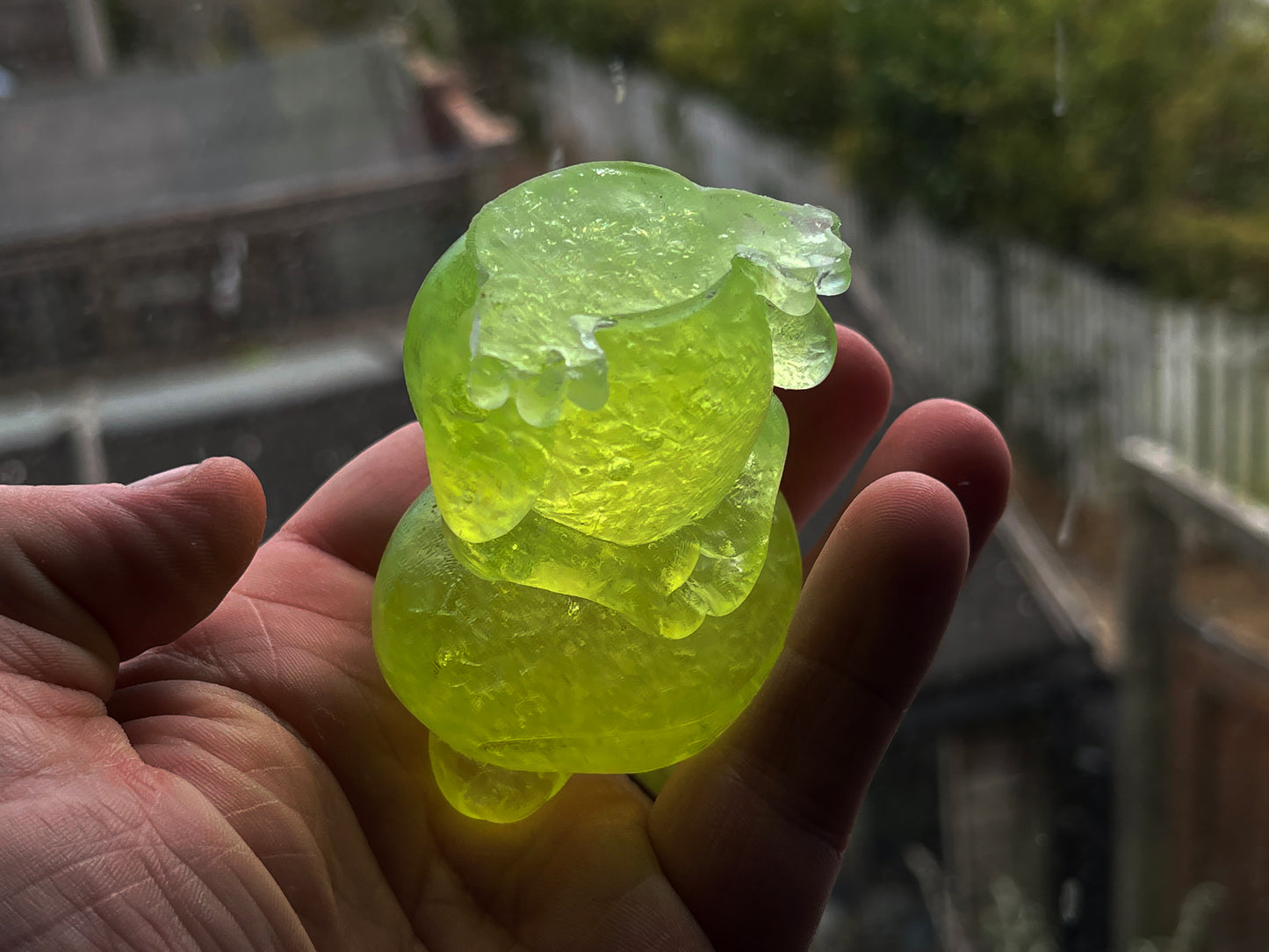 Uranium Glass Resin Love Frog (Uresinium)