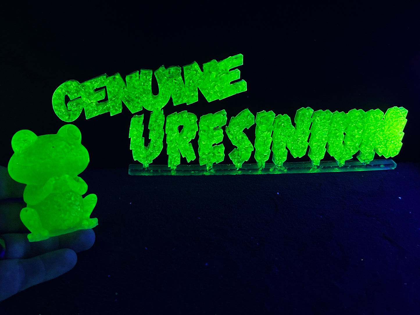 Uranium Glass Resin Love Frog (Uresinium)