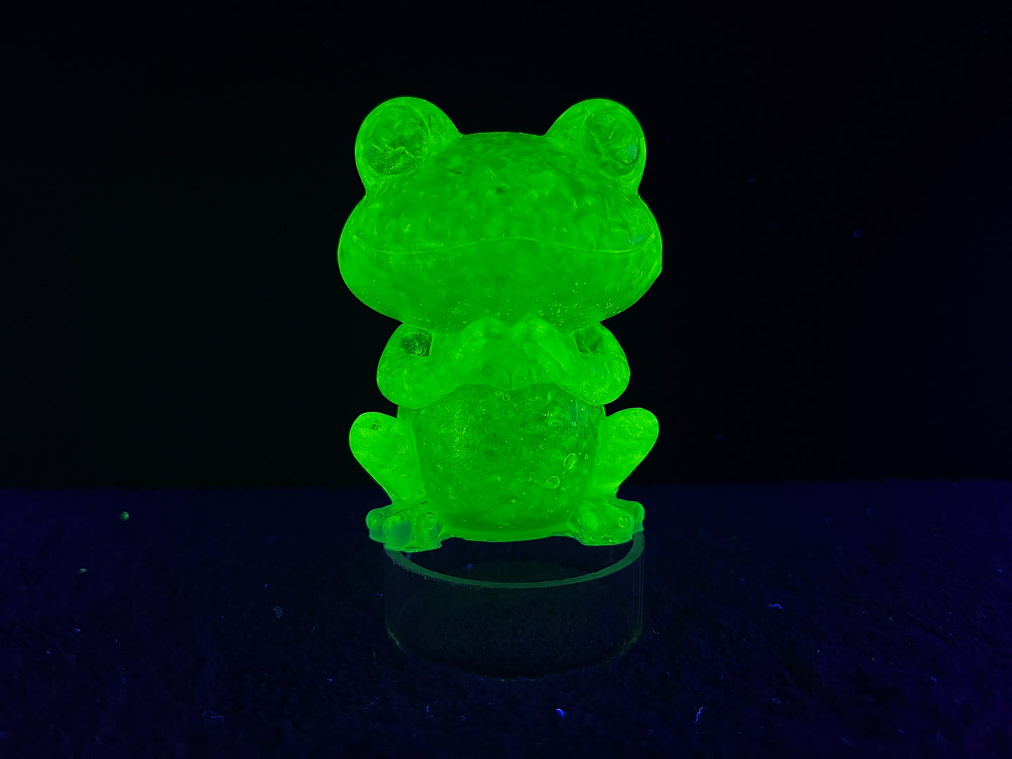 Uranium Glass Resin Love Frog (Uresinium)