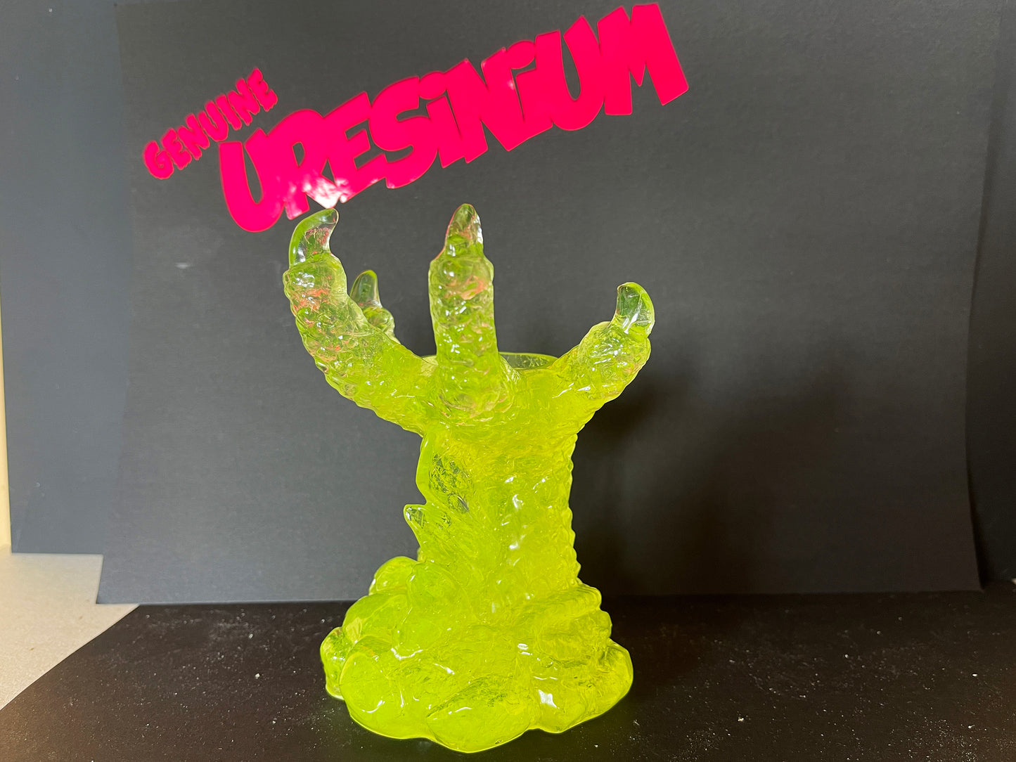 Uranium Glass Resin Sphere Holder (Uresinium)