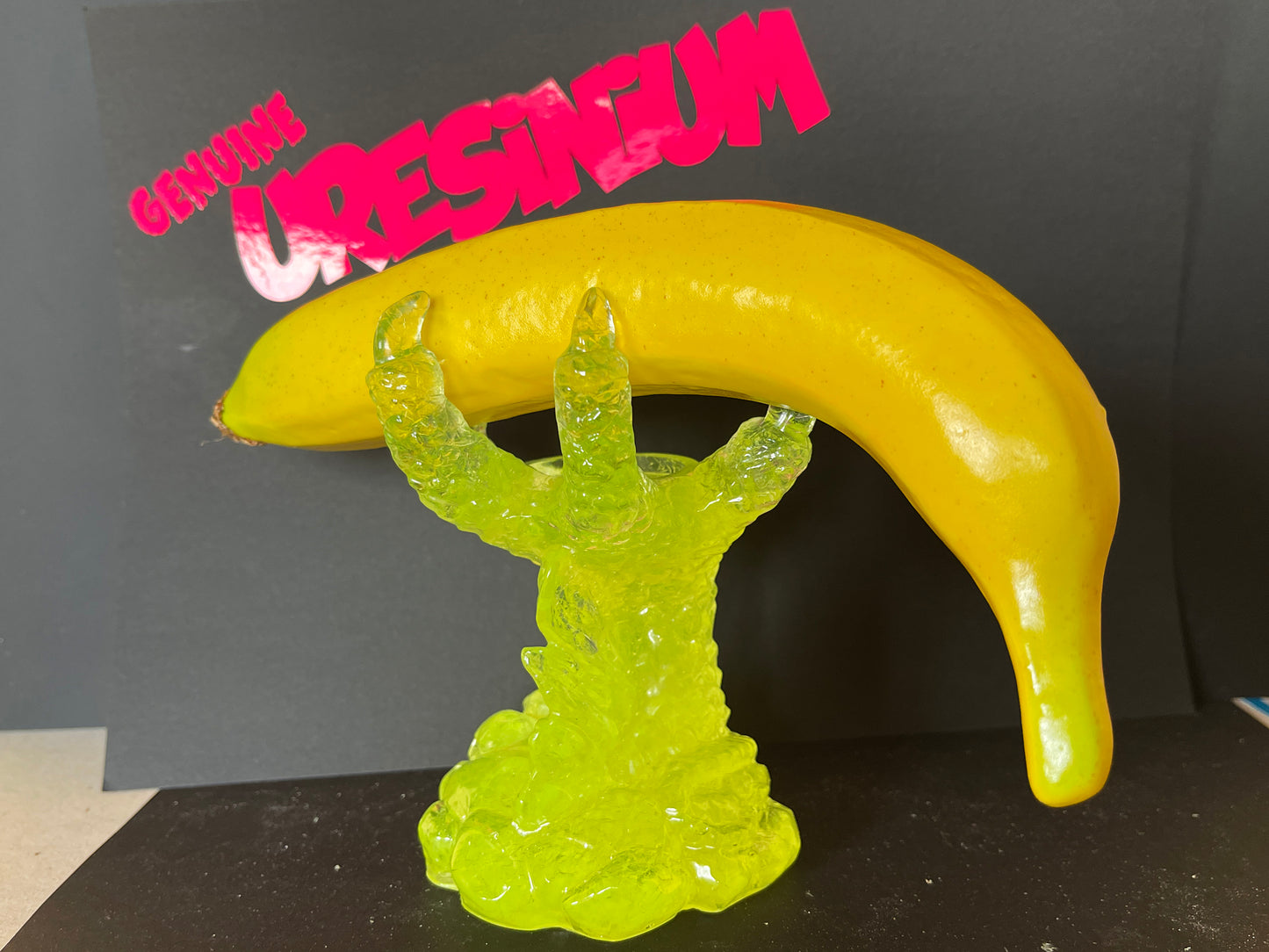 Uranium Glass Resin Sphere Holder (Uresinium)