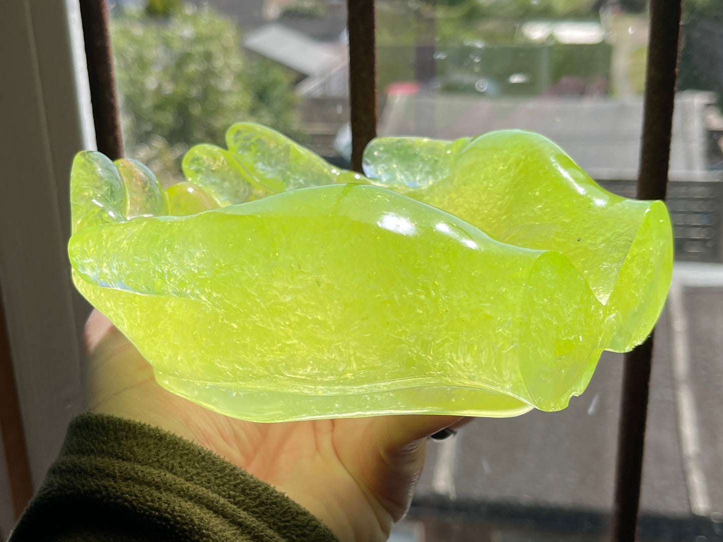 Uranium Glass Resin Hand Bowl (Uresinium)